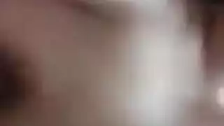 ابنة العم ممتلئة الصدر تئن أثناء وضعية الكلب المكثفة