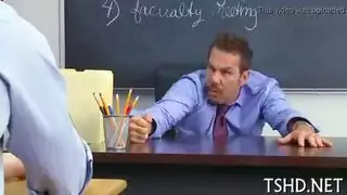 فتاة ترضع طفل هندي دون علم امه