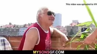 أتذوق قضيبه، ثم أتحمل ضرباته القاسية