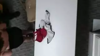 فتاة جميلة تخدم عضواً قاسياً ضخماً لشرطي بفمها