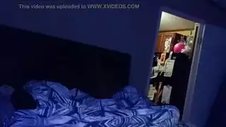 جوارب وشهوة سحاقية: جميلة سمراء تتمرن لحاجات حبيبتهن الجنسية الصريحة