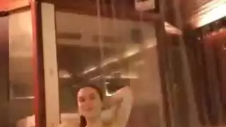 مثير امرأة شقراء مع أباريق الحليب يركب عصا اللحوم الصلبة الصخور