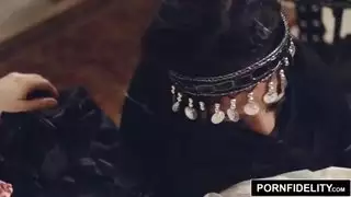 شرج وفرج نادية يتمددان بواسطة عمود أبيض سميك