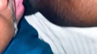 الفتاة السمراء المسيطرة تطلب أكل كس مكثف من عبدها