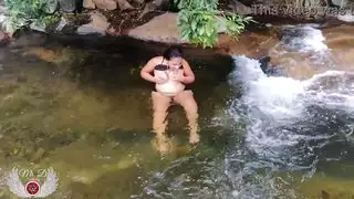 بينيلوبي أولسن في عرض إباحي علني: تبرز بزازها الطبيعية وكسها المنقوع