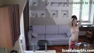 عرض فردي صريح: فتاة شقراء تلعب بثدييها الكبيرين وتضاجع فتحتها بدسار