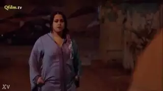 ميلف عربية في حجاب تأخذ قضيبًا كبيرًا في مؤخرتها السمينة