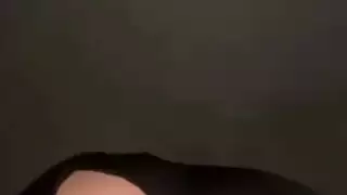 عاهرة عربية بحجاب سمين تئن بصوت عالٍ وهي تركب قضيبًا اصطناعيًا عملاقًا