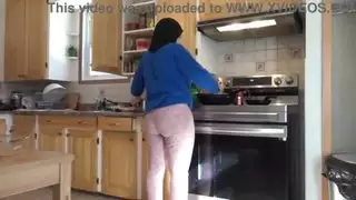 خادمة تركية مسلمة تنزعج عندما تكتشف أن مديرها يريد ممارسة الجنس الشرجي مرات في اليوم