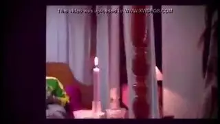 امرأة سمراء مع الحمار لطيفة هي ركوب عصا اللحوم الصلبة الصخور صديقها الصخور