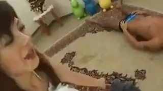 جماعي عرقي؟ تقريباً – شابان يشاركان مؤخرة فتاة سمراء حلوة