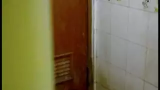 فتاة آسيوية صغيرة تتعرض للجماع بقوة في الحمام