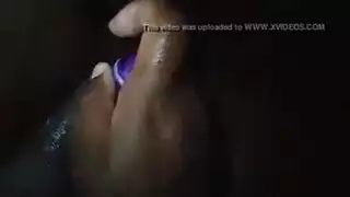 جمال سمراء بشعر مجعد تأخذ قضيبًا ضخمًا في حلقها في المقعد الخلفي