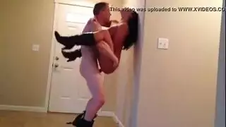 قضيب خبير يشبع امرأة أكبر سناً مثارة في مشهد إباحي