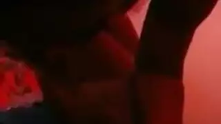 مؤدية كبيرة الصدر تمص قضيب رياضي أسود في مقطع إكس إكس إكس