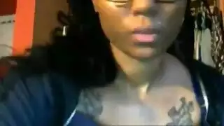 سمراء ساخرة تبلع قضيب ضخم ثم تتعرض فرج مراهقة للضرب