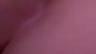 مراهقة تعرض ثدييها الصغيرين ومؤخرتها الكبيرة لرجل أكبر سنا