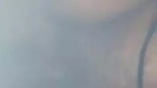 المرأة الناضجة تستمتع بمص قضيب زوجها الكبير بعمق