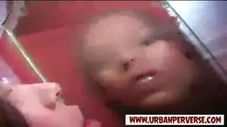 فتاتا ألعاب إباحيتان تشاركان في جلسة ثلاثية بمتعرقة في النادي