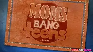 فتاتان وقضيب واحد: حركة إباحية شديدة