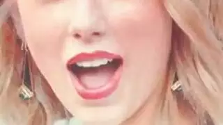 عاهرتان مثارتان تشاركان رفيقهما في غرفة في فعل لعق المؤخرة