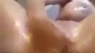 كانت امرأتان رائعتان تمارسان العادة السرية أمام كاميرا الويب الخاصة بهما ، لأنها تثيرهما