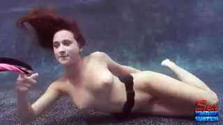 آشلي آدامز تمتلك مهبلًا مبللاً يُمارس فيه الجنس بقوة