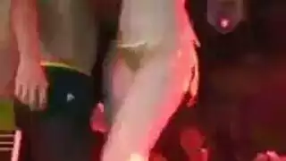 فتاة آسيوية تأخذ جماعًا قاسيًا في المقعد للاسترخاء المطلق