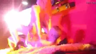 ثنائي المسرح يفقد السيطرة: بورنو عنيف على كرسي ديكور