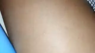 عملية بلع عميق تؤدي إلى جنس ثلاثي مع عاهرة مدللة وإنهاء بقذف على الوجه