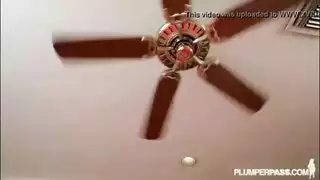 جميلة سمراء تتلقى قذفًا كبيرًا على مؤخرتها