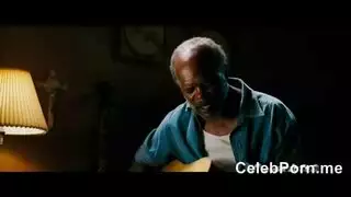 زميلات غرفة عاهرتين يتناوبن على مص قضيبه الكبير بعمق